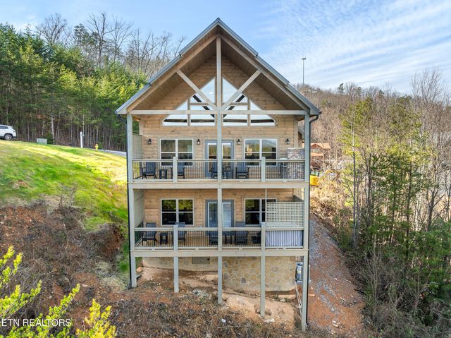 804 Peak Loop Way, Pigeon Forge, TN 37876