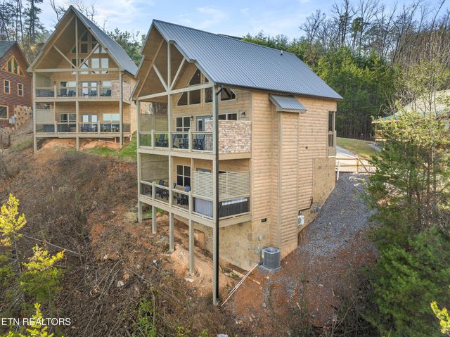 804 Peak Loop Way, Pigeon Forge, TN 37876