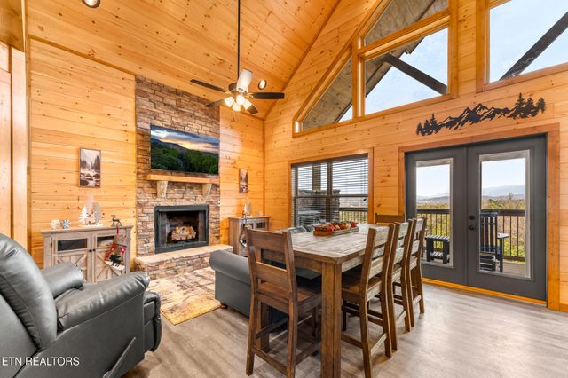 804 Peak Loop Way, Pigeon Forge, TN 37876