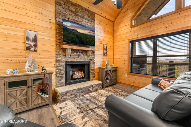 804 Peak Loop Way, Pigeon Forge, TN 37876