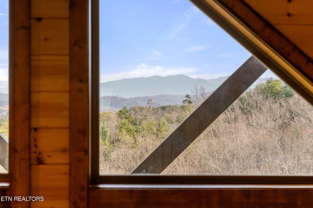 804 Peak Loop Way, Pigeon Forge, TN 37876