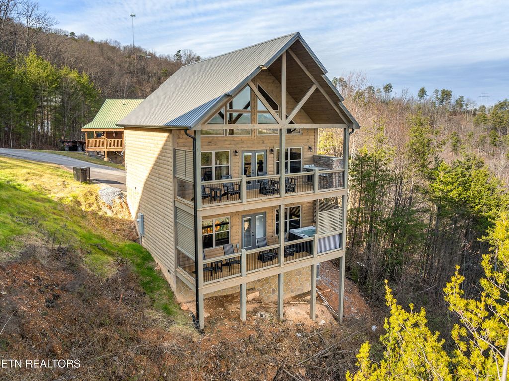 804 Peak Loop Way, Pigeon Forge, TN 37876