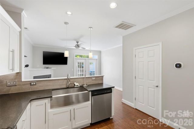 312 Park Square Place, Matthews, NC 28105