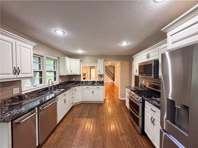 4321 NW Briarcliff Lane, Kansas City, MO 64116