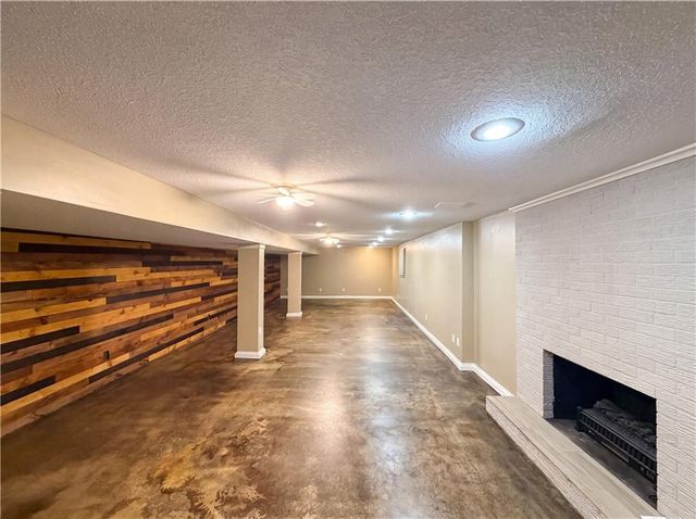 4321 NW Briarcliff Lane, Kansas City, MO 64116
