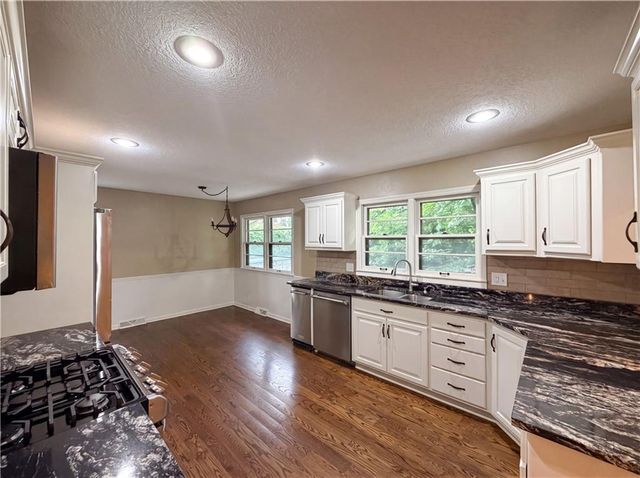 4321 NW Briarcliff Lane, Kansas City, MO 64116
