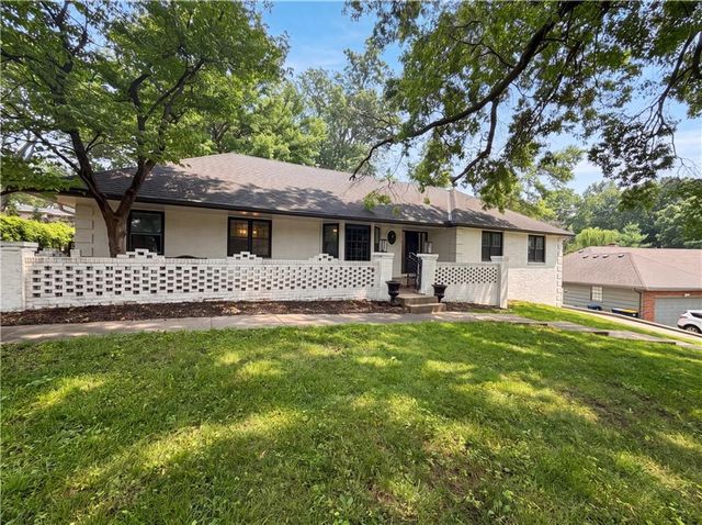 4321 NW Briarcliff Lane, Kansas City, MO 64116