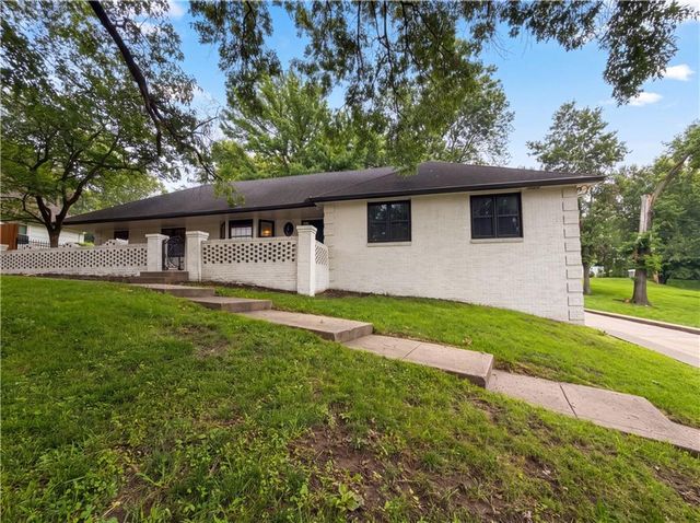 4321 NW Briarcliff Lane, Kansas City, MO 64116