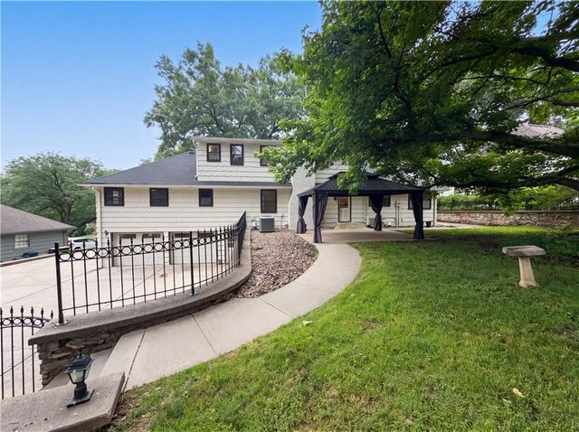 4321 NW Briarcliff Lane, Kansas City, MO 64116