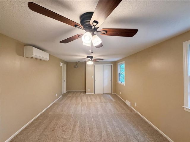 4321 NW Briarcliff Lane, Kansas City, MO 64116