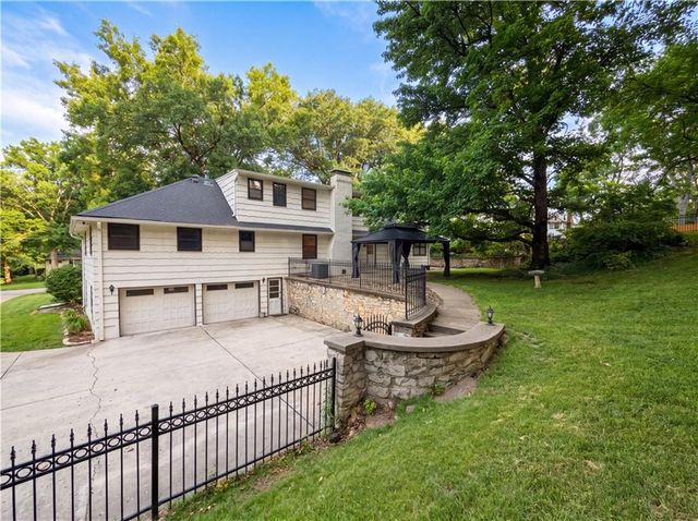 4321 NW Briarcliff Lane, Kansas City, MO 64116