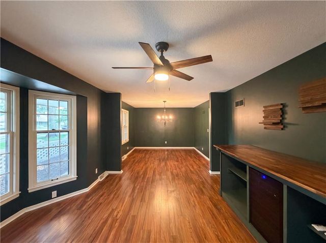 4321 NW Briarcliff Lane, Kansas City, MO 64116