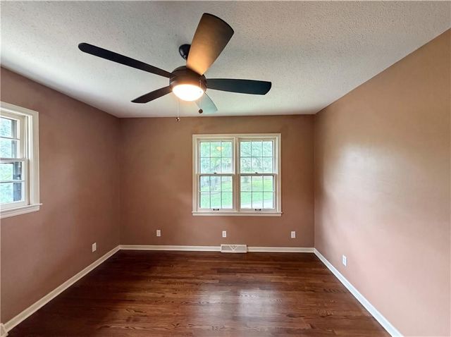 4321 NW Briarcliff Lane, Kansas City, MO 64116