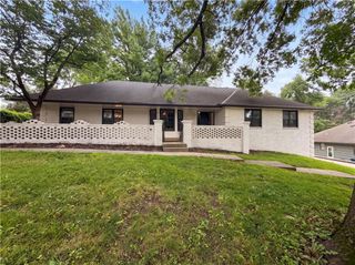 4321 NW Briarcliff Lane, Kansas City, MO 64116