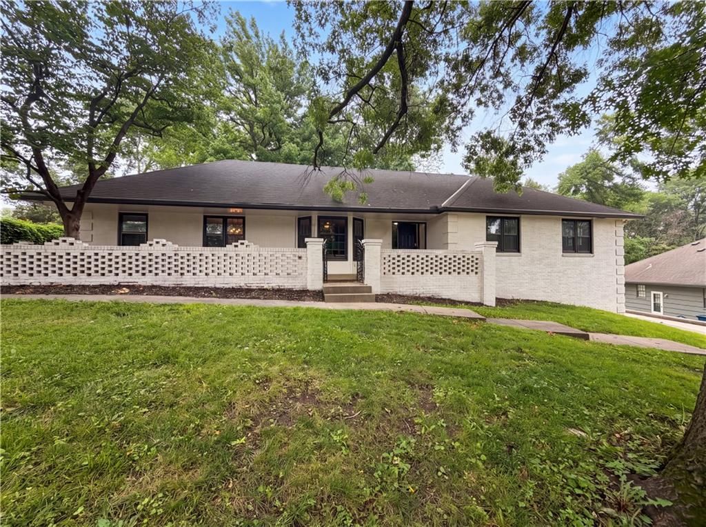 4321 NW Briarcliff Lane, Kansas City, MO 64116