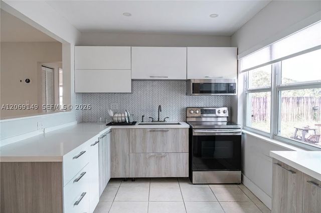 2842 Jackson St, Hollywood, FL 33020