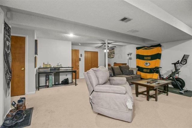 6913 T Gabbert Drive, Pleasant Valley, MO 64068