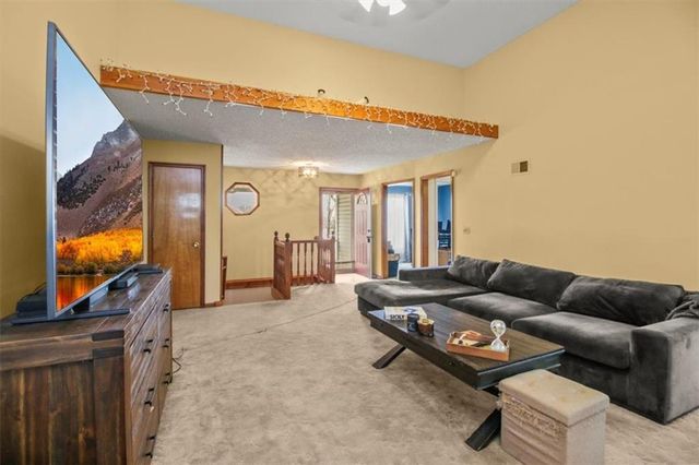 6913 T Gabbert Drive, Pleasant Valley, MO 64068