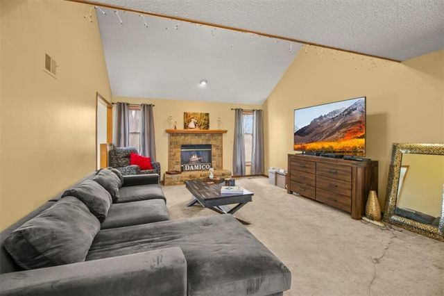 6913 T Gabbert Drive, Pleasant Valley, MO 64068