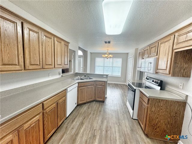 521 Woodlake Drive, Mcqueeney, TX 78123