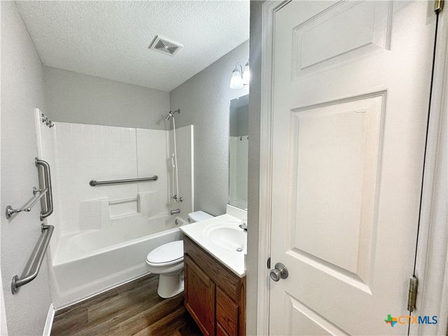 521 Woodlake Drive, Mcqueeney, TX 78123
