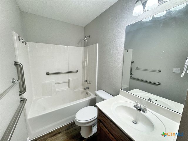 521 Woodlake Drive, Mcqueeney, TX 78123
