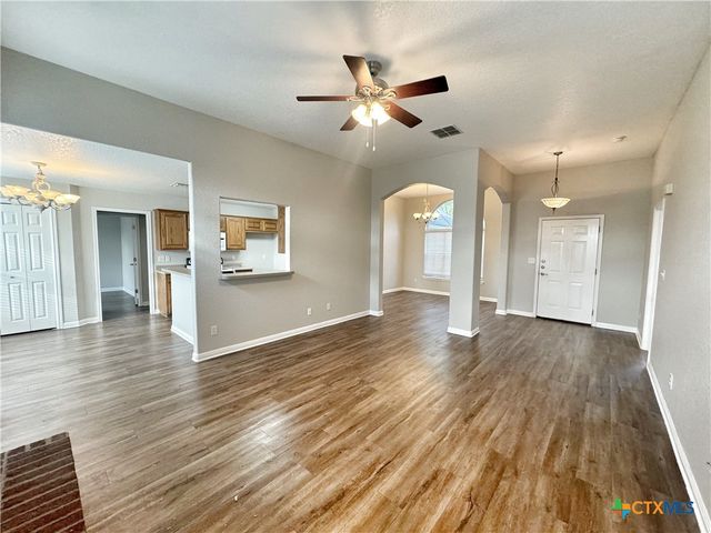 521 Woodlake Drive, Mcqueeney, TX 78123