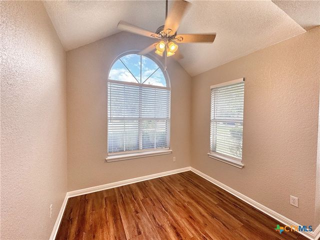521 Woodlake Drive, Mcqueeney, TX 78123