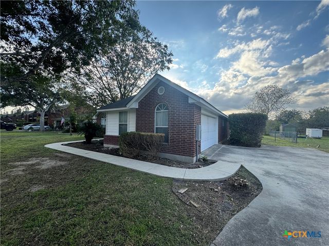 521 Woodlake Drive, Mcqueeney, TX 78123