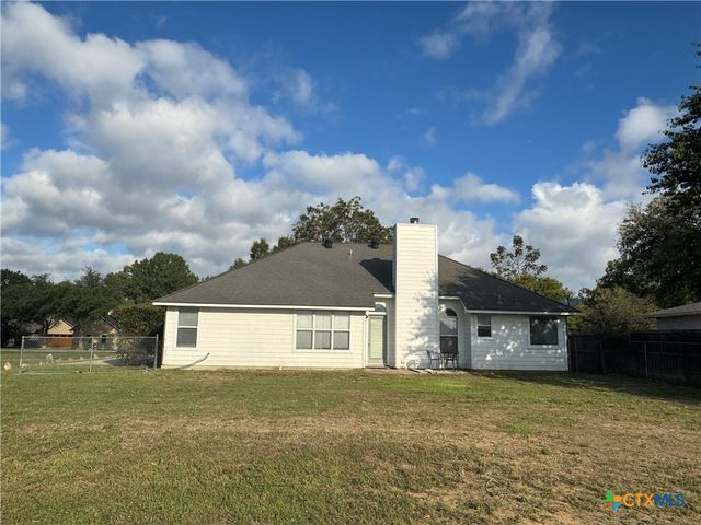 521 Woodlake Drive, Mcqueeney, TX 78123