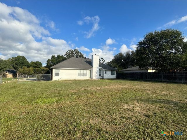 521 Woodlake Drive, Mcqueeney, TX 78123