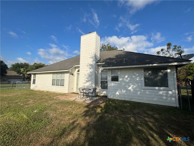 521 Woodlake Drive, Mcqueeney, TX 78123