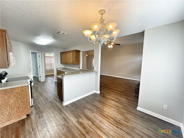 521 Woodlake Drive, Mcqueeney, TX 78123