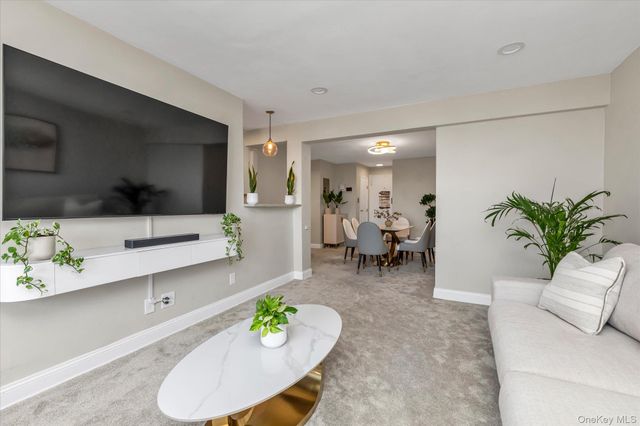 530 Dubois Avenue 16C, Valley Stream, NY 11581