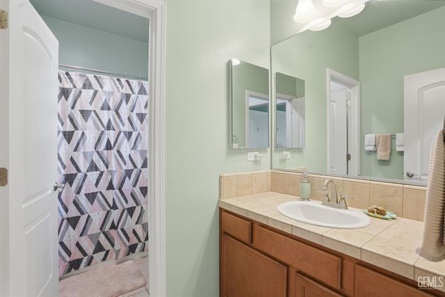 12515 Lincolnshire Drive, Bakersfield, CA 93311