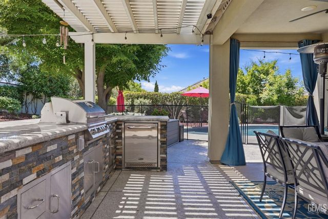 12515 Lincolnshire Drive, Bakersfield, CA 93311