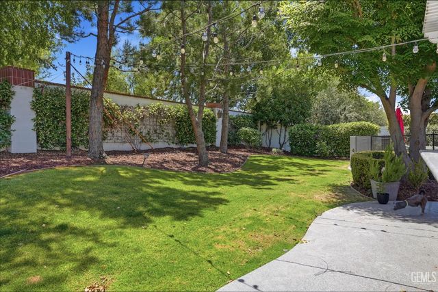 12515 Lincolnshire Drive, Bakersfield, CA 93311