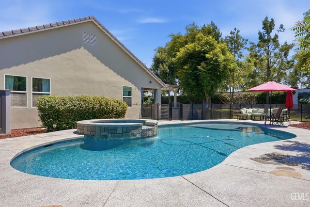 12515 Lincolnshire Drive, Bakersfield, CA 93311