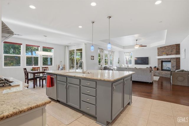 12515 Lincolnshire Drive, Bakersfield, CA 93311