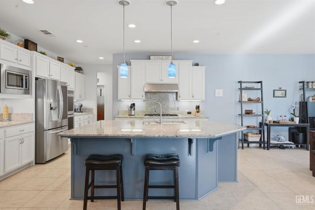12515 Lincolnshire Drive, Bakersfield, CA 93311