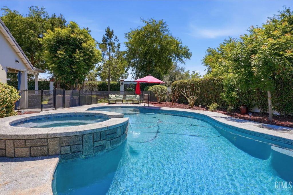 12515 Lincolnshire Drive, Bakersfield, CA 93311