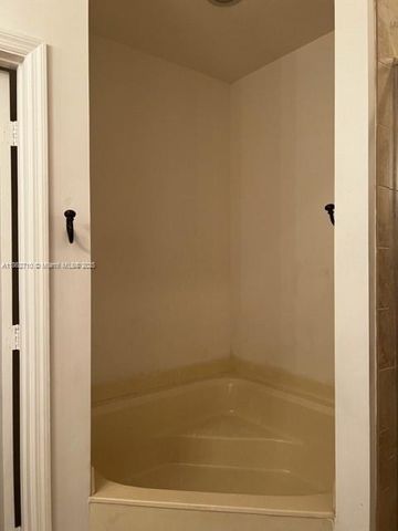 608 NE 33rd Ter 608, Homestead, FL 33033