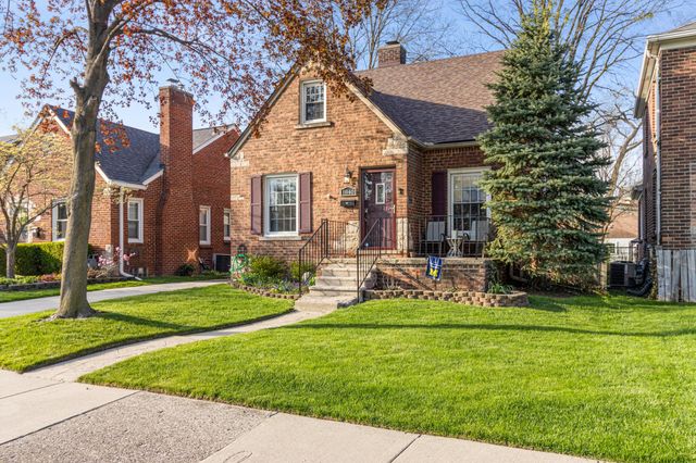 1840 Hampton Road, Grosse Pointe Woods, MI 48236