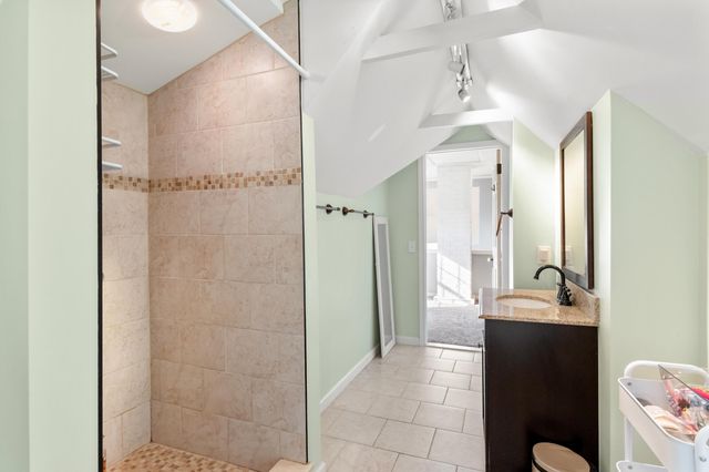 1840 Hampton Road, Grosse Pointe Woods, MI 48236