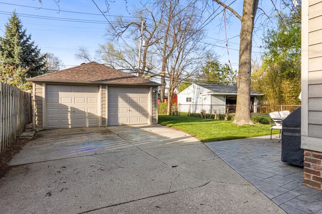 1840 Hampton Road, Grosse Pointe Woods, MI 48236