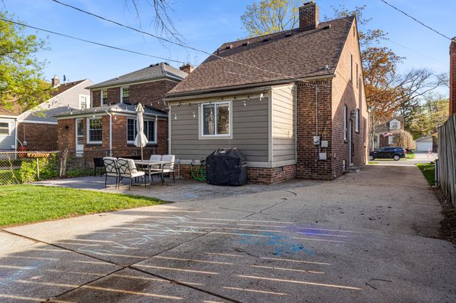1840 Hampton Road, Grosse Pointe Woods, MI 48236
