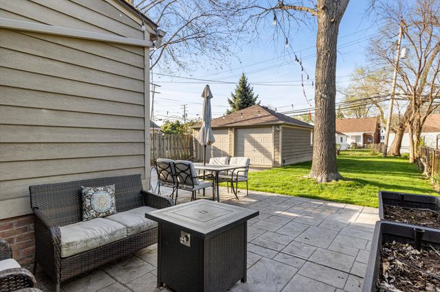 1840 Hampton Road, Grosse Pointe Woods, MI 48236