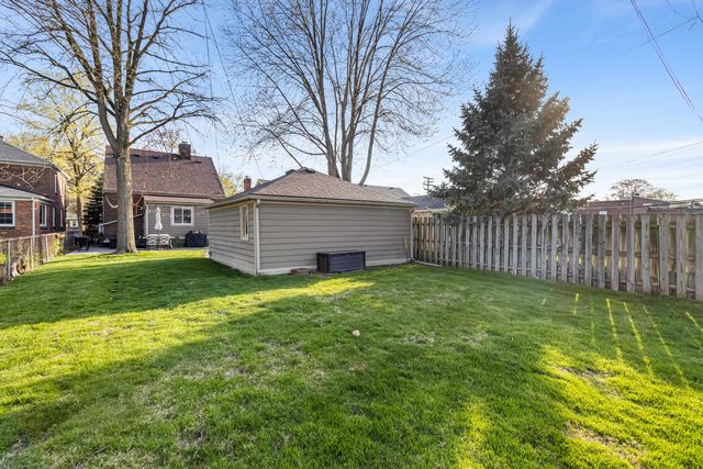 1840 Hampton Road, Grosse Pointe Woods, MI 48236
