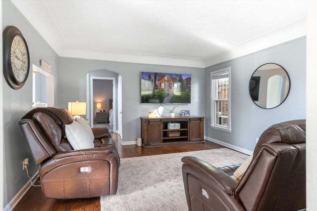 1840 Hampton Road, Grosse Pointe Woods, MI 48236