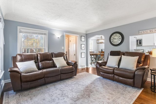1840 Hampton Road, Grosse Pointe Woods, MI 48236